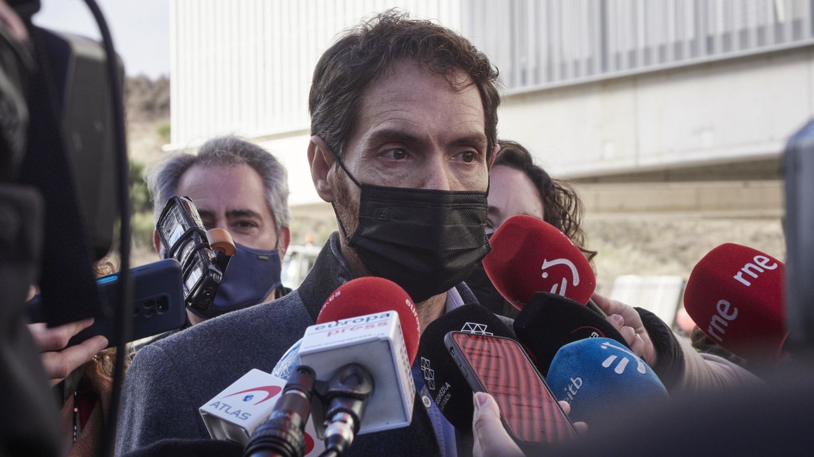 El diputat d'UPN al Congrés, Sergio Sayas, a les portes de la seu del partit a Pamplona