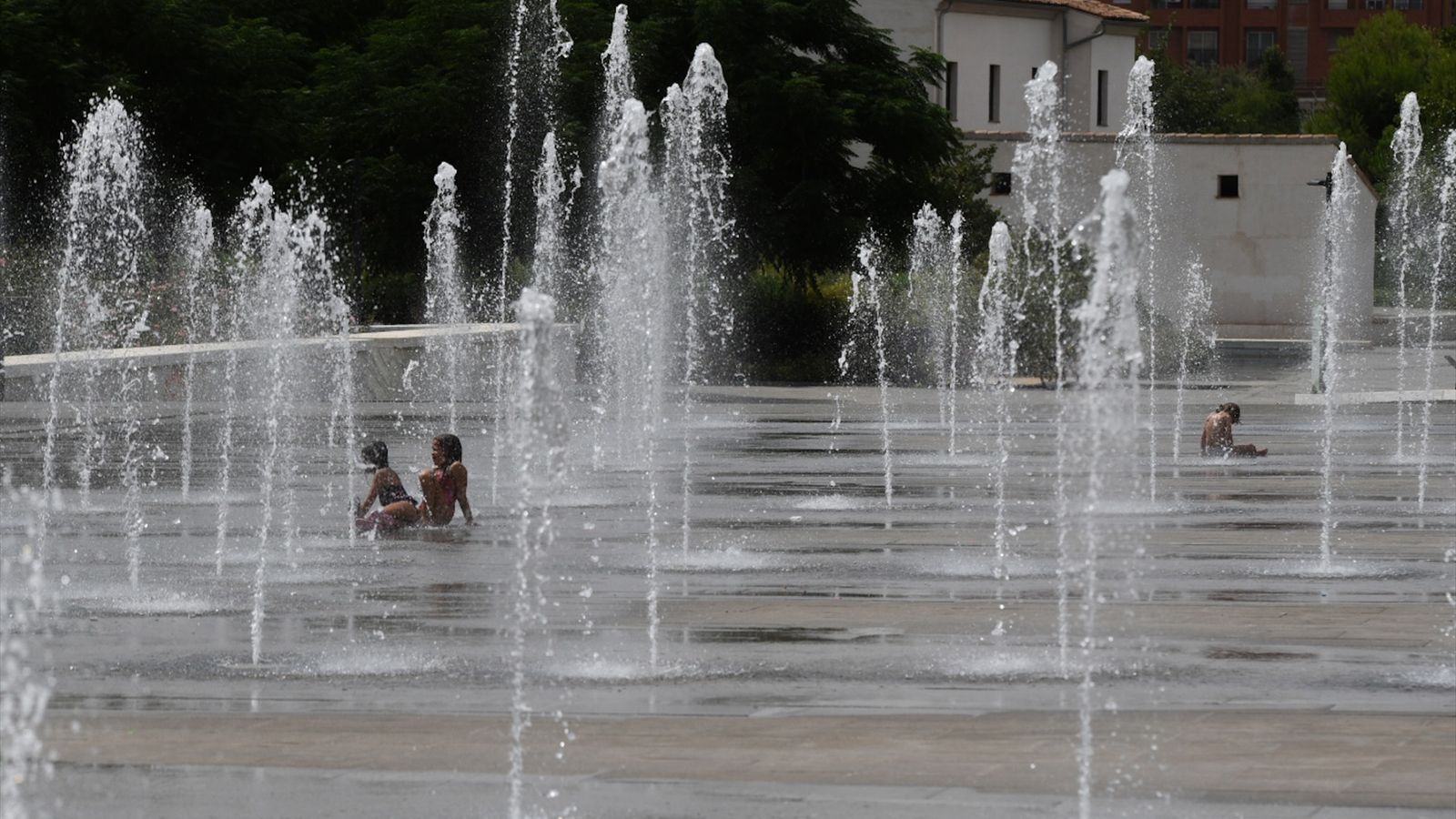 Imatge d'arxiu d'uns menors refrescant-se en una font del Parc Centra de València