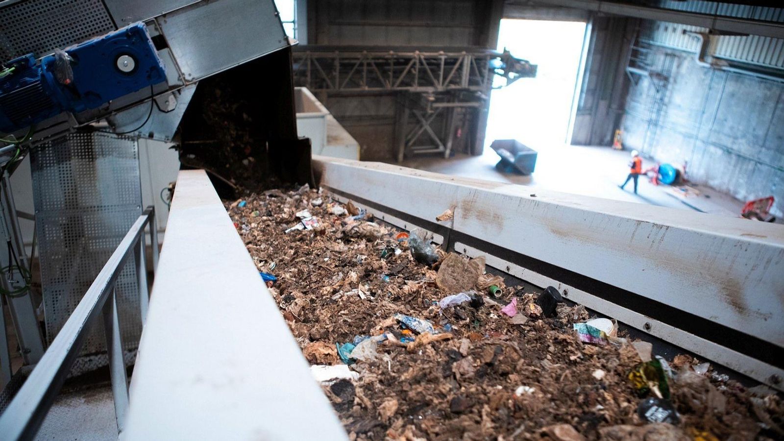 Una de les cadenes de transport de residus de la planta de tractament de restes de Manises