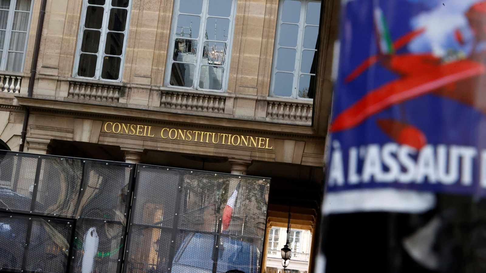 Façana del Consell Constitucional francés, blindada amb un dispositiu de seguretat