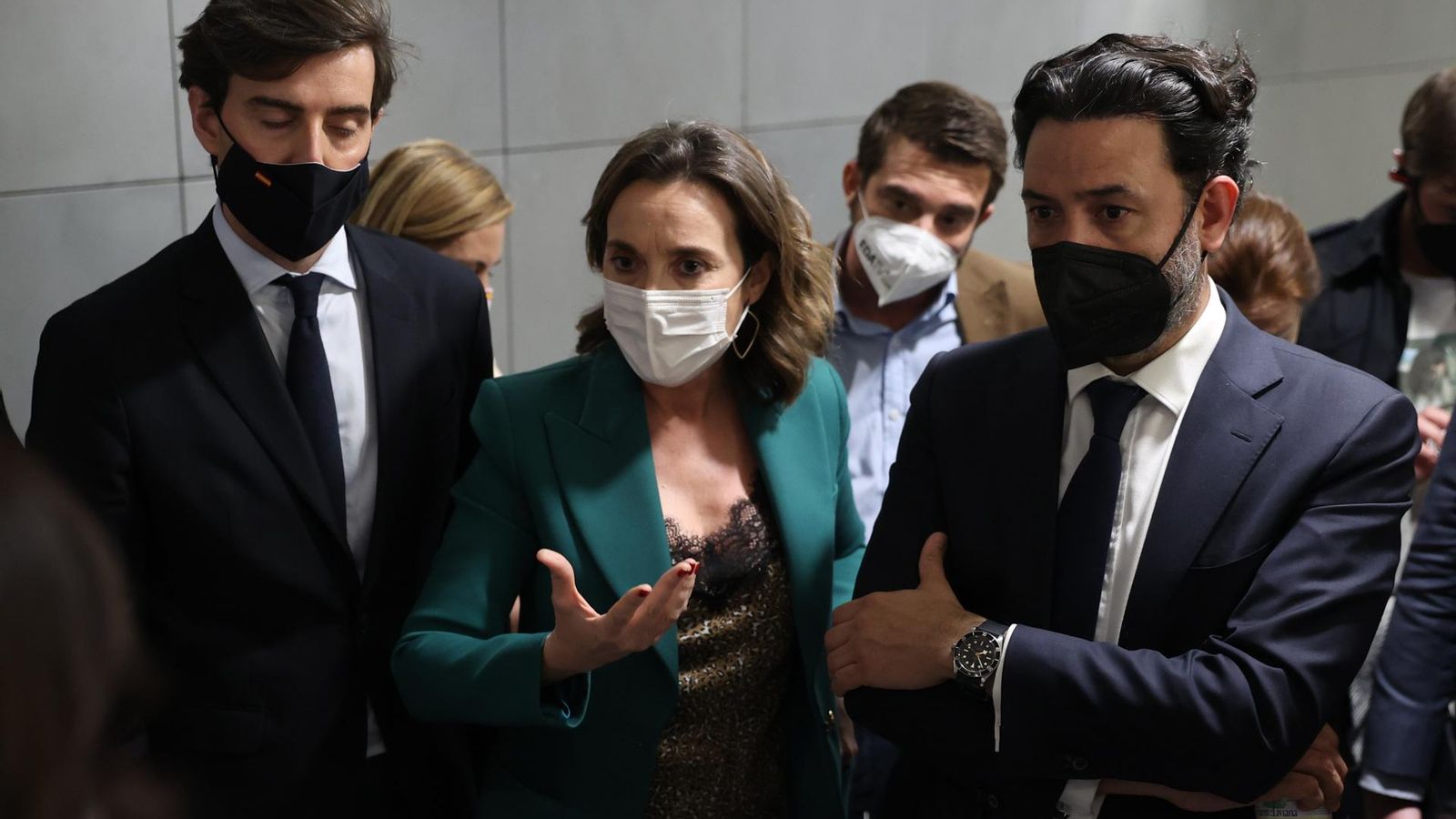 La portaveu del PP en la cambra, Cuca Gamarra i el sotssecretari de Comunicació  Pablo Montesinos, (e) informen dels mitjans de comunicació de la decisió després del ple