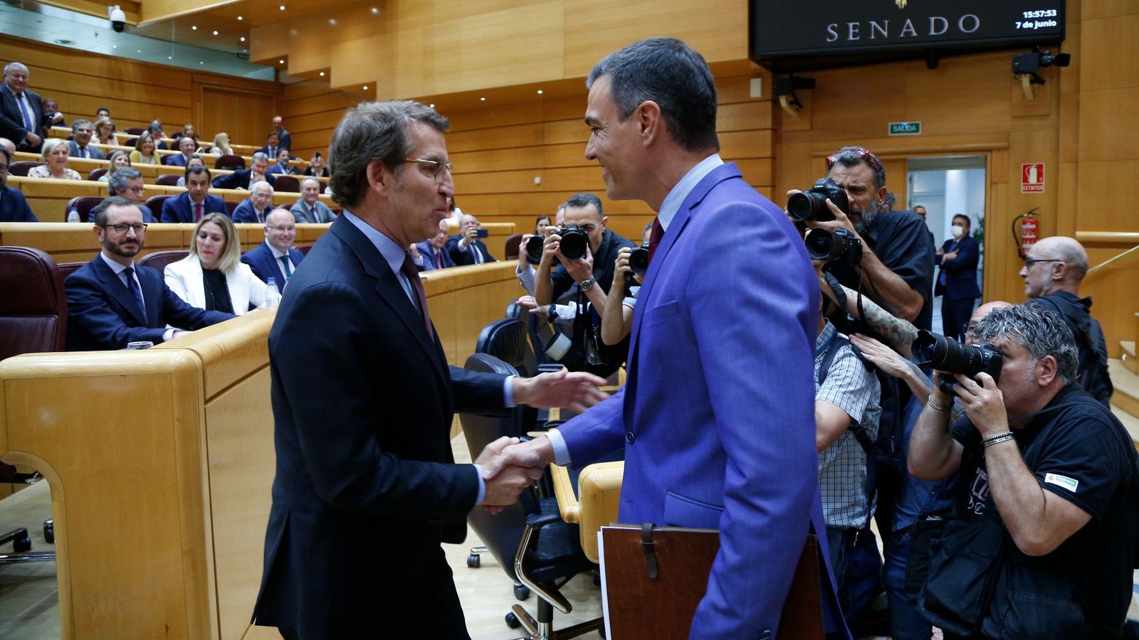 Feijóo i Sánchez se saluden en la sessió de control del Senat del 7 de juny Feijóo i Sánchez se saluden en la sessió de control del Senat del 7 de juny