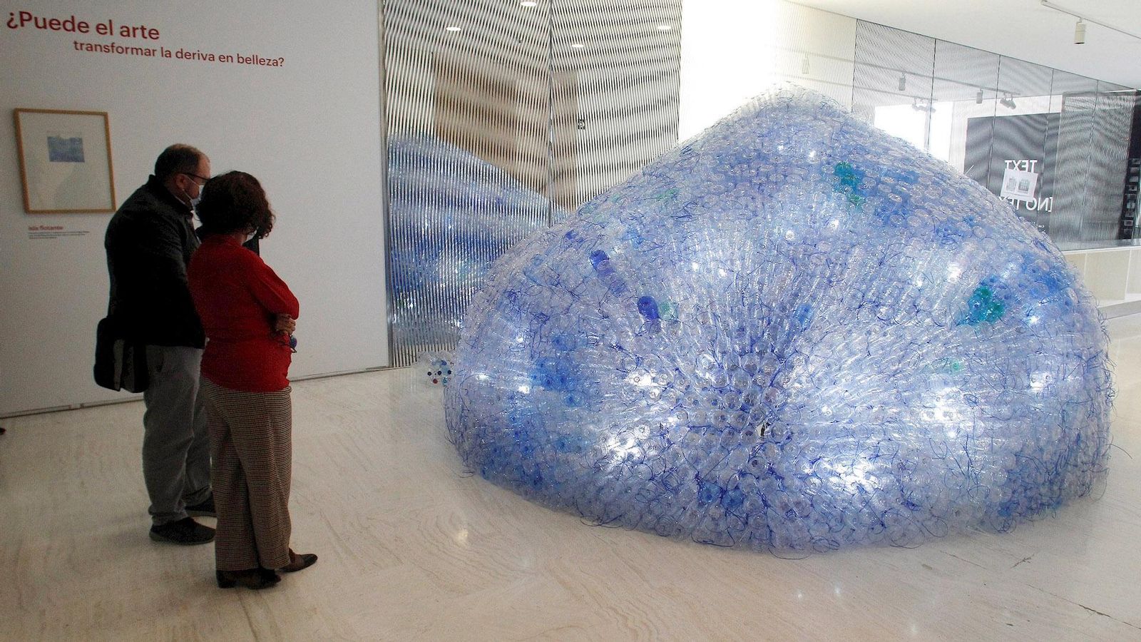 "Illa flotant" construïda amb 3.612 botelles de plàstic, de l'artista Olga Diego