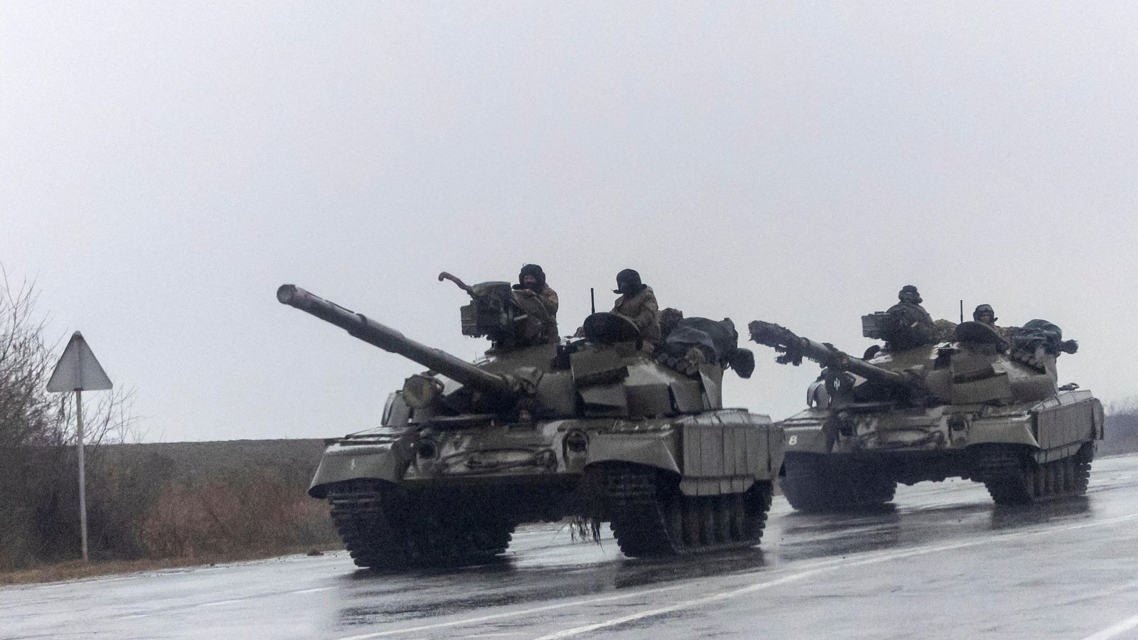 Tancs ucraïnesos es dirigeixen a la ciutat de Mariupol