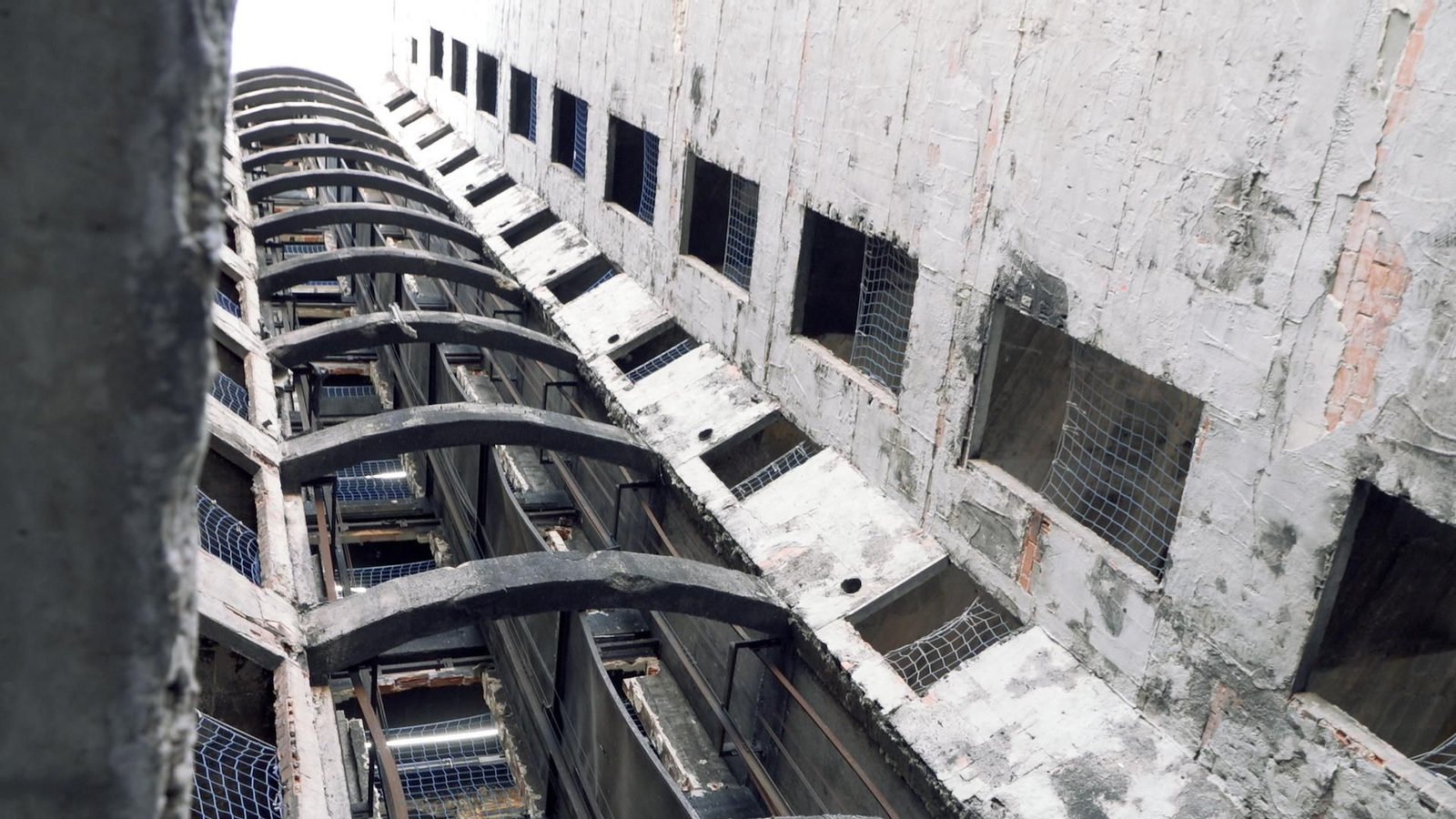 Interior de l'edifici Campanar on s'ha finalitzat el procés de desenrunament i ara comença la rehabilitació