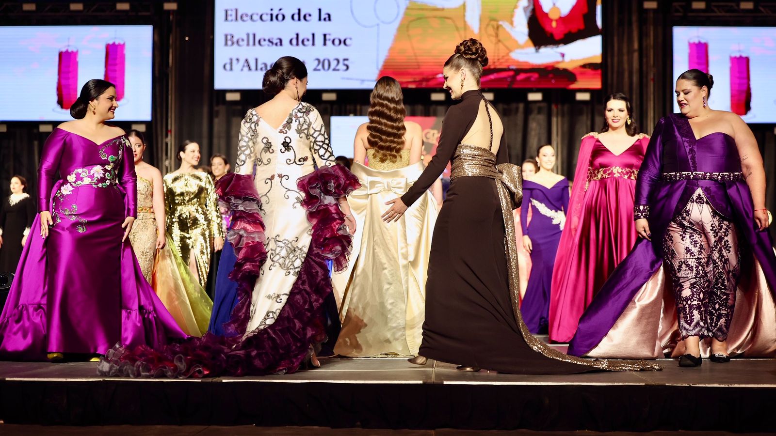 Primera de les tres desfilades de l'acte de les candidates a bellesa del foc de les Fogueres d'Alacant 2025