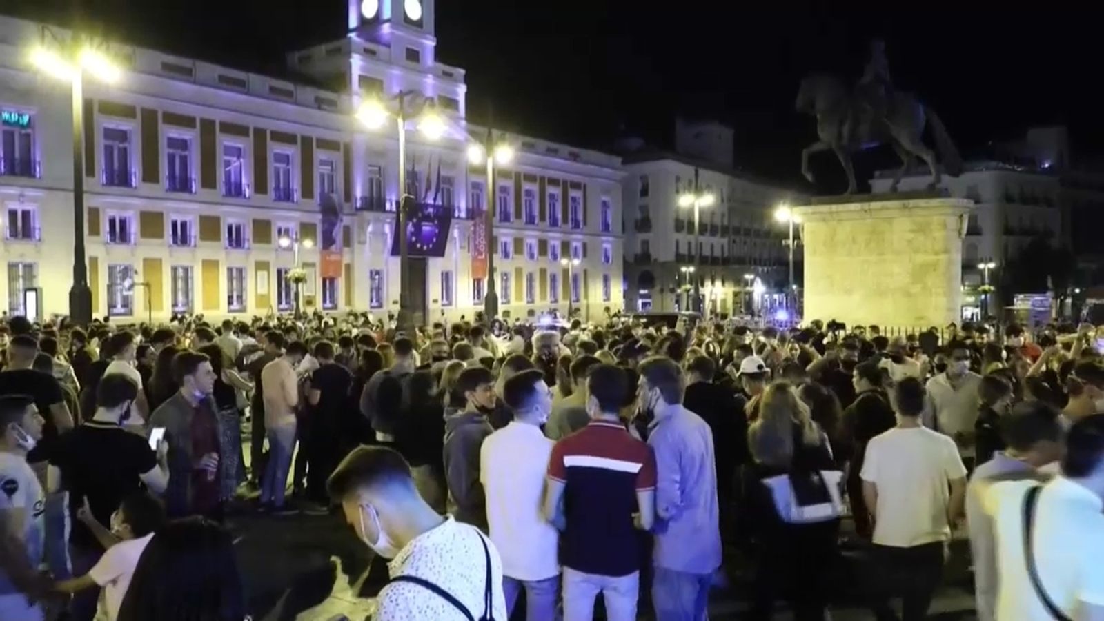 Aglomeracions en Madrid celebrant la fi del toc de queda