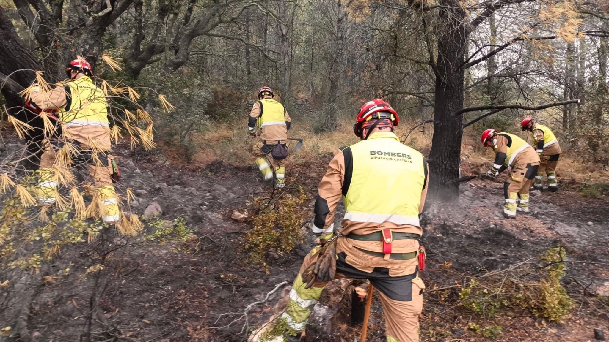 Imatge d'arxiu dels efectius del CPBC treballant en l'extinció d'un incendi entre l'Alcora i Costur