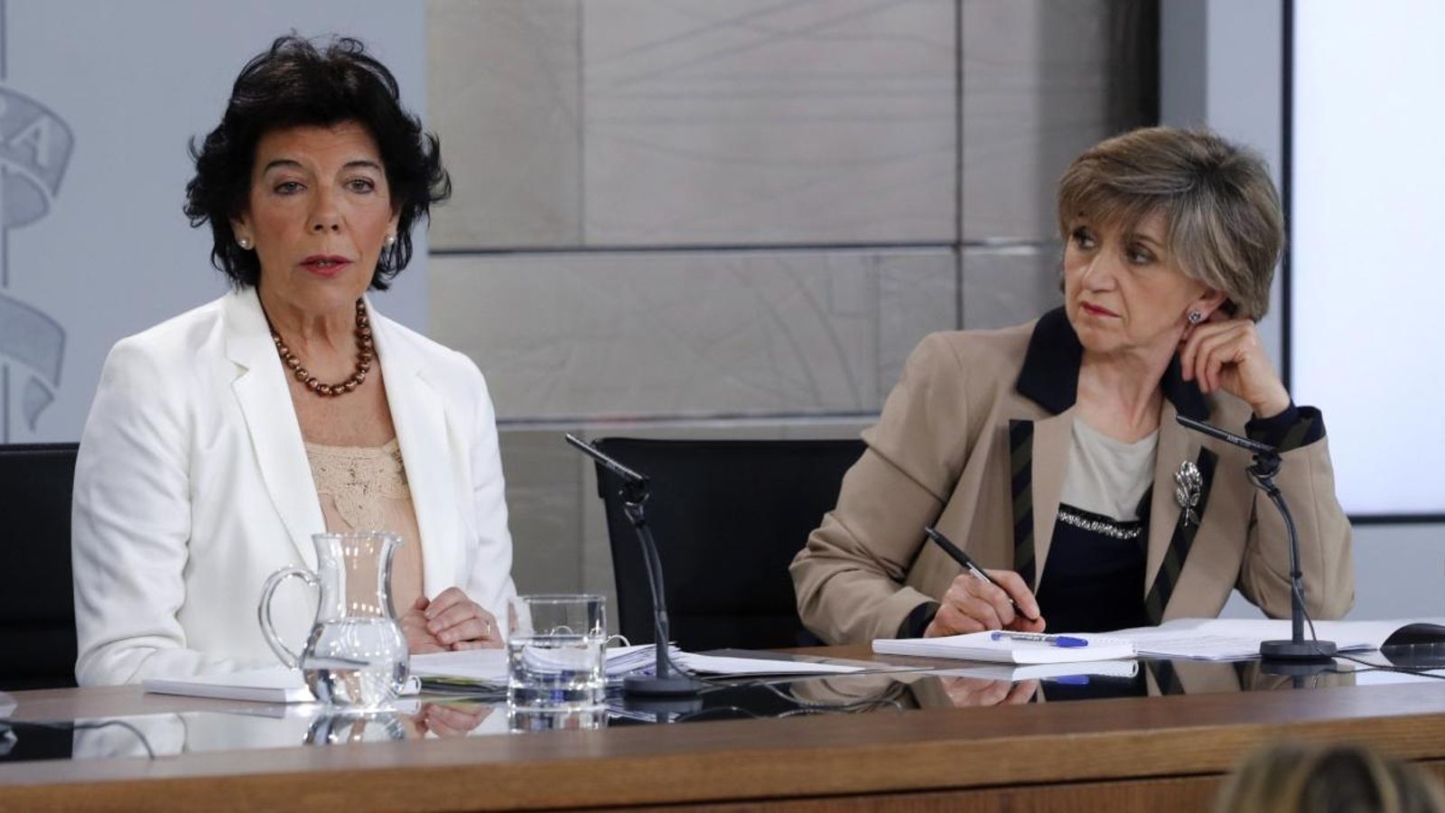 La portaveu del Govern i ministra d'Educació, Isabel Celaá, i la ministra de Sanitat, María Luisa Carcedo, durant la roda de premsa posterior al Consell de Ministres
