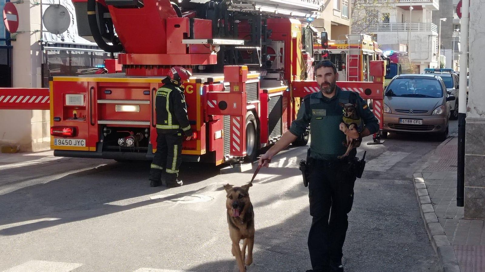 Els bombers treballen en l'extinció de l'habitatge a Moncofa