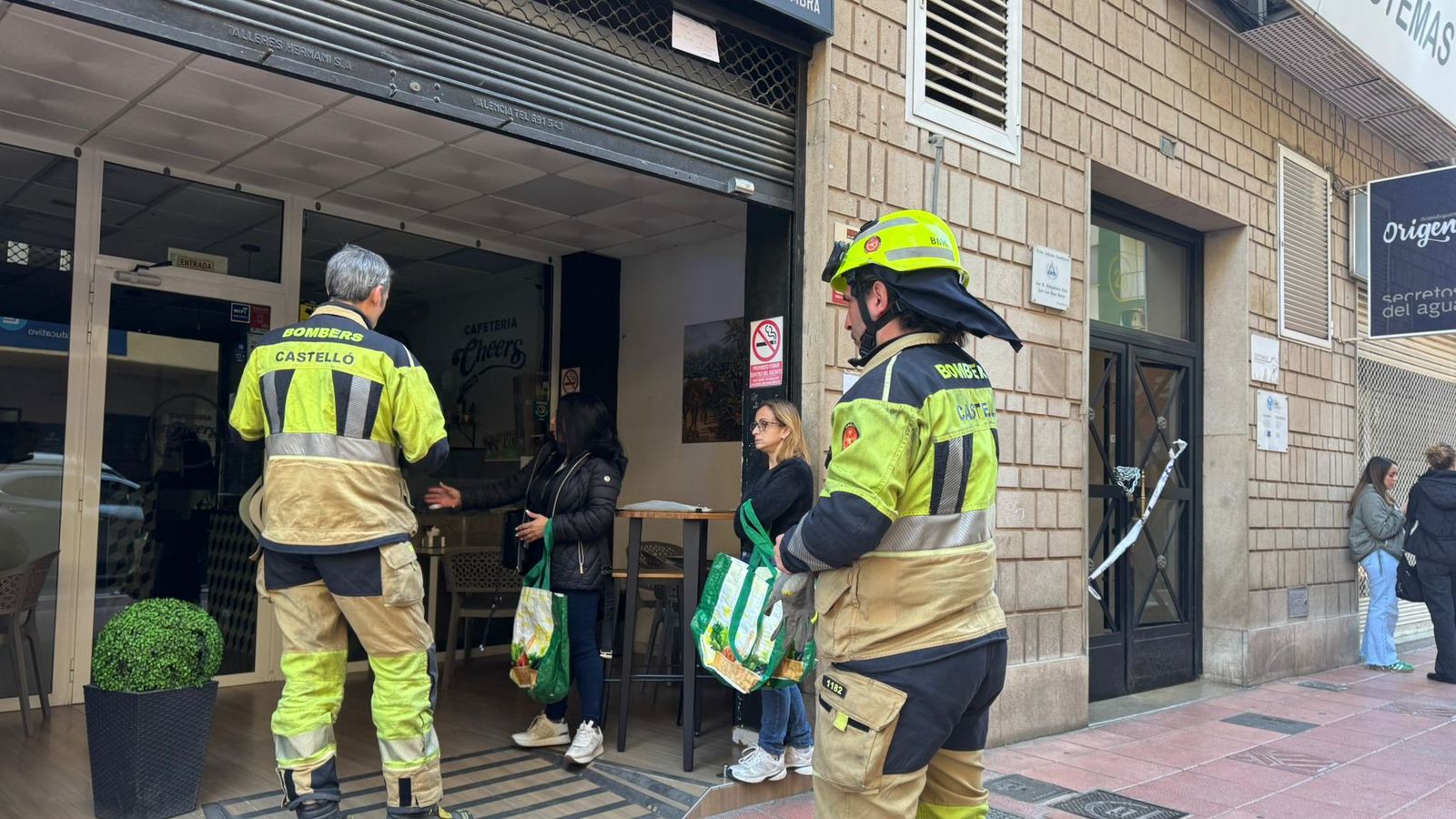 Els bombers intervenen en el bar situat al costat de l'edifici desallotjat