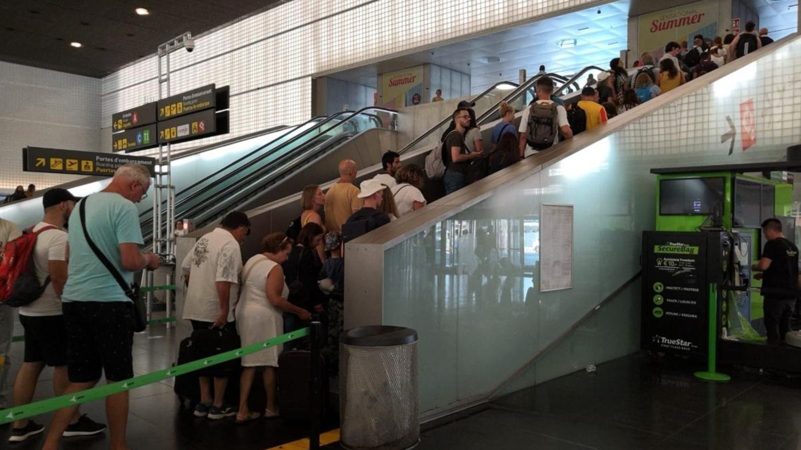 Cues a l'aeroport de Barcelona-El Prat