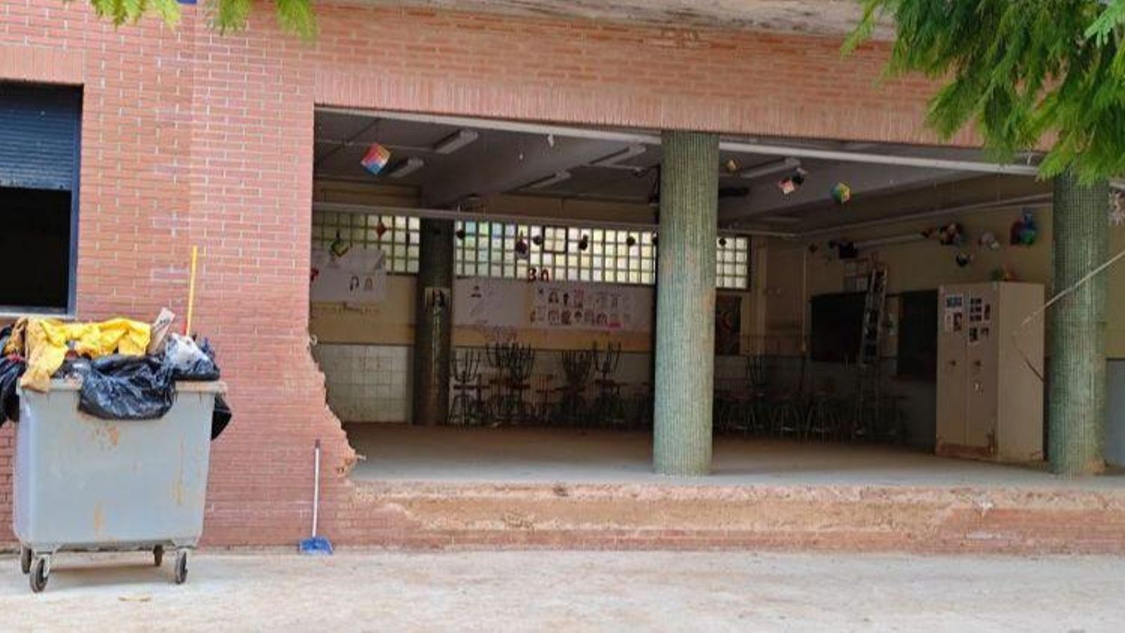 Estralls de la dana en un centre educatiu valencià