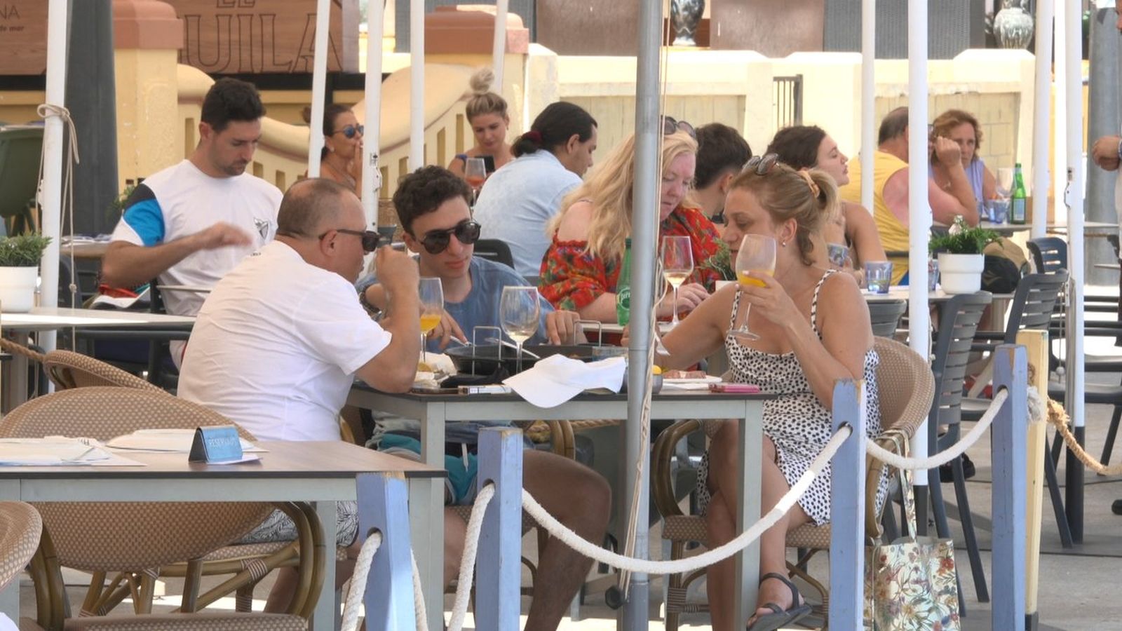 Clients consumint en la terrassa d'un bar