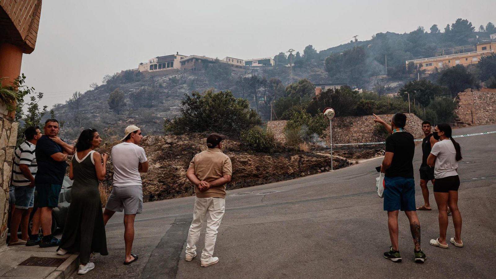 El veïnat observa les conseqüències de l'incendi a la Vall d'Uixó