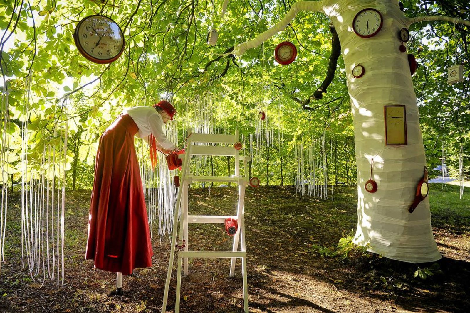 Pintat amb roig i blanc, 'Passagem' és una performance de teatre