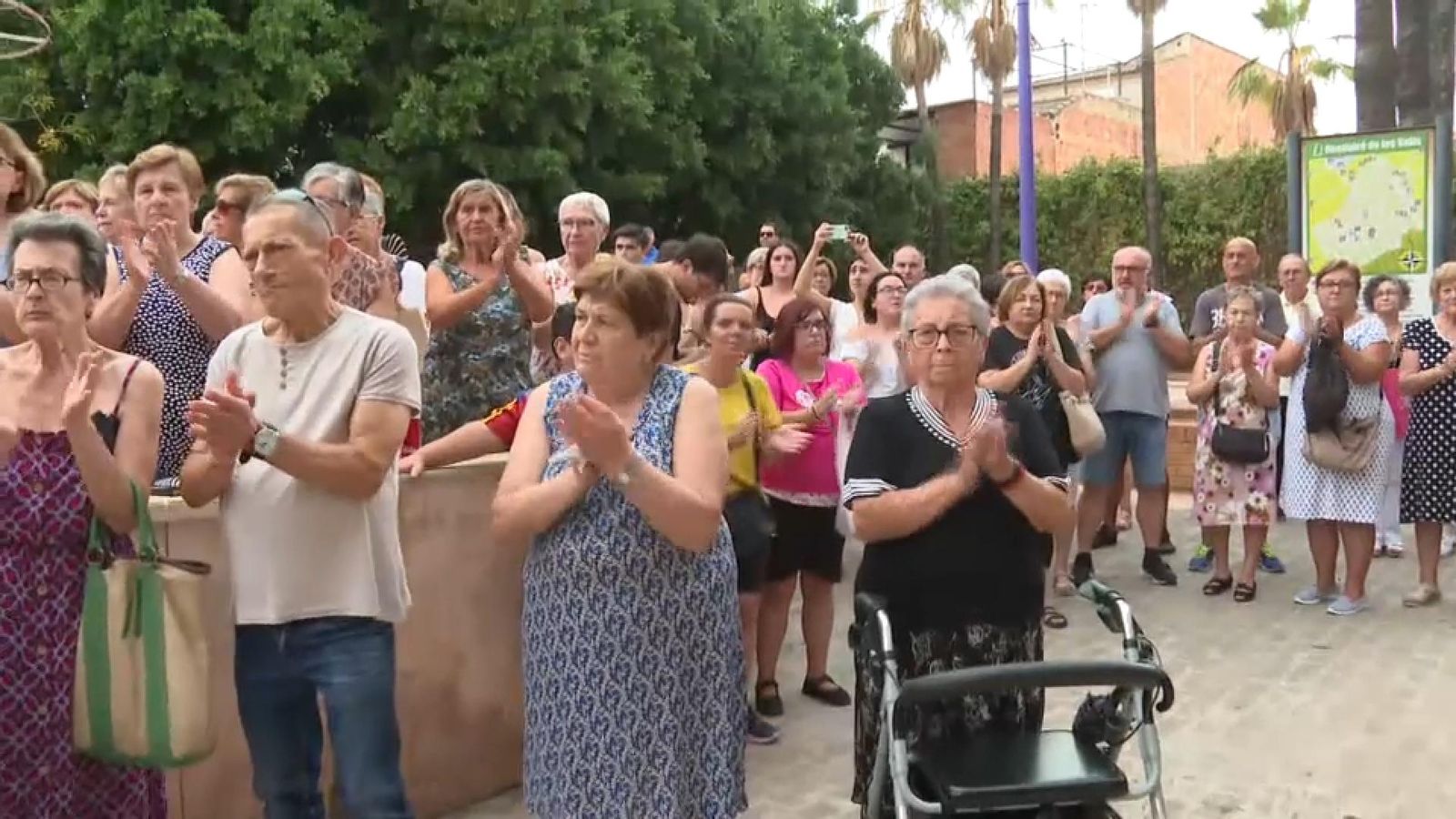 Un moment del minut de silenci, este dimarts, a Benifairó de les Valls
