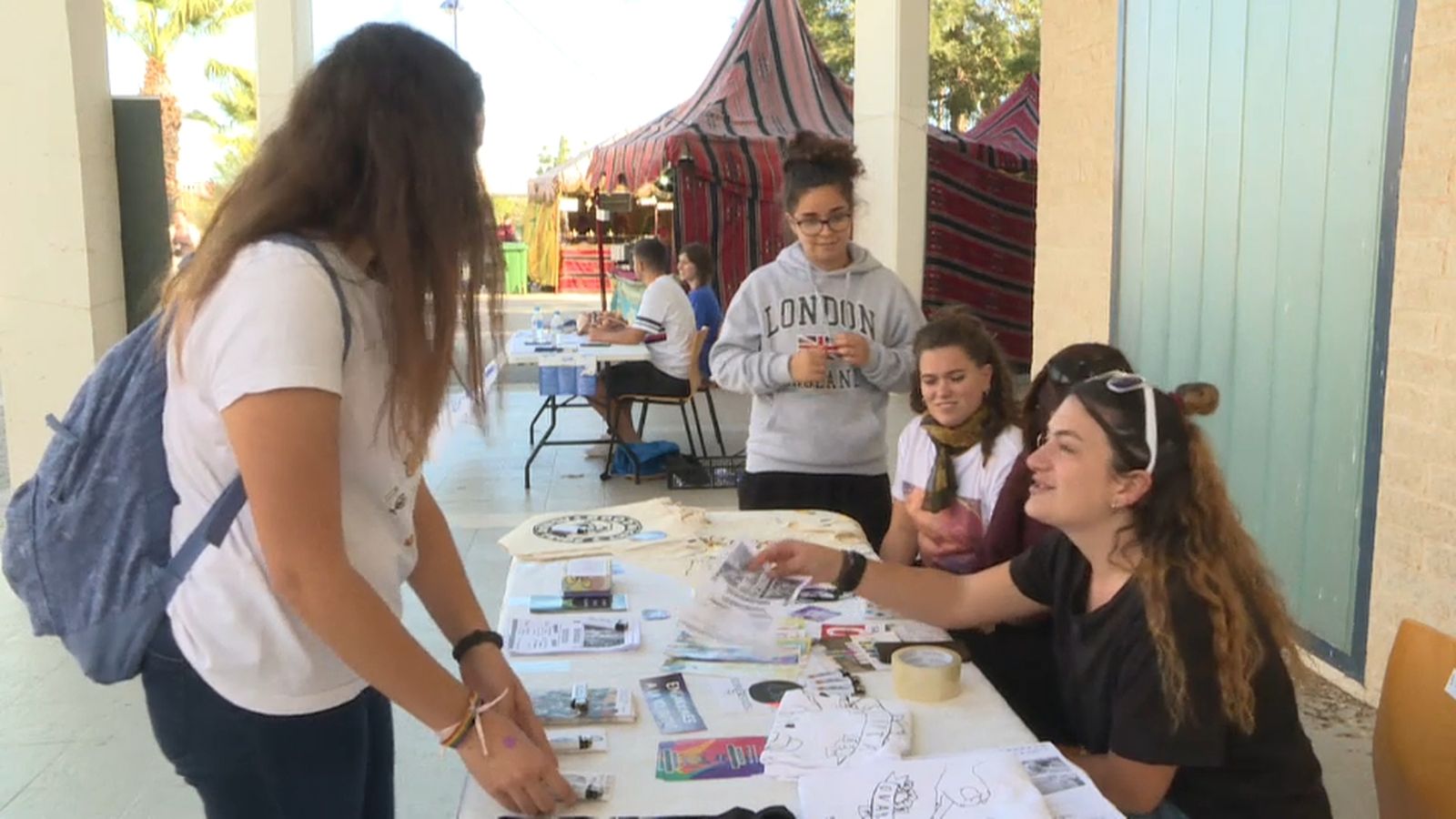En total, una vintena d'associacions de la universitat i de la societat civil de Castelló, exhibeixen la seua tasca a l'esplanada de l'àgora
