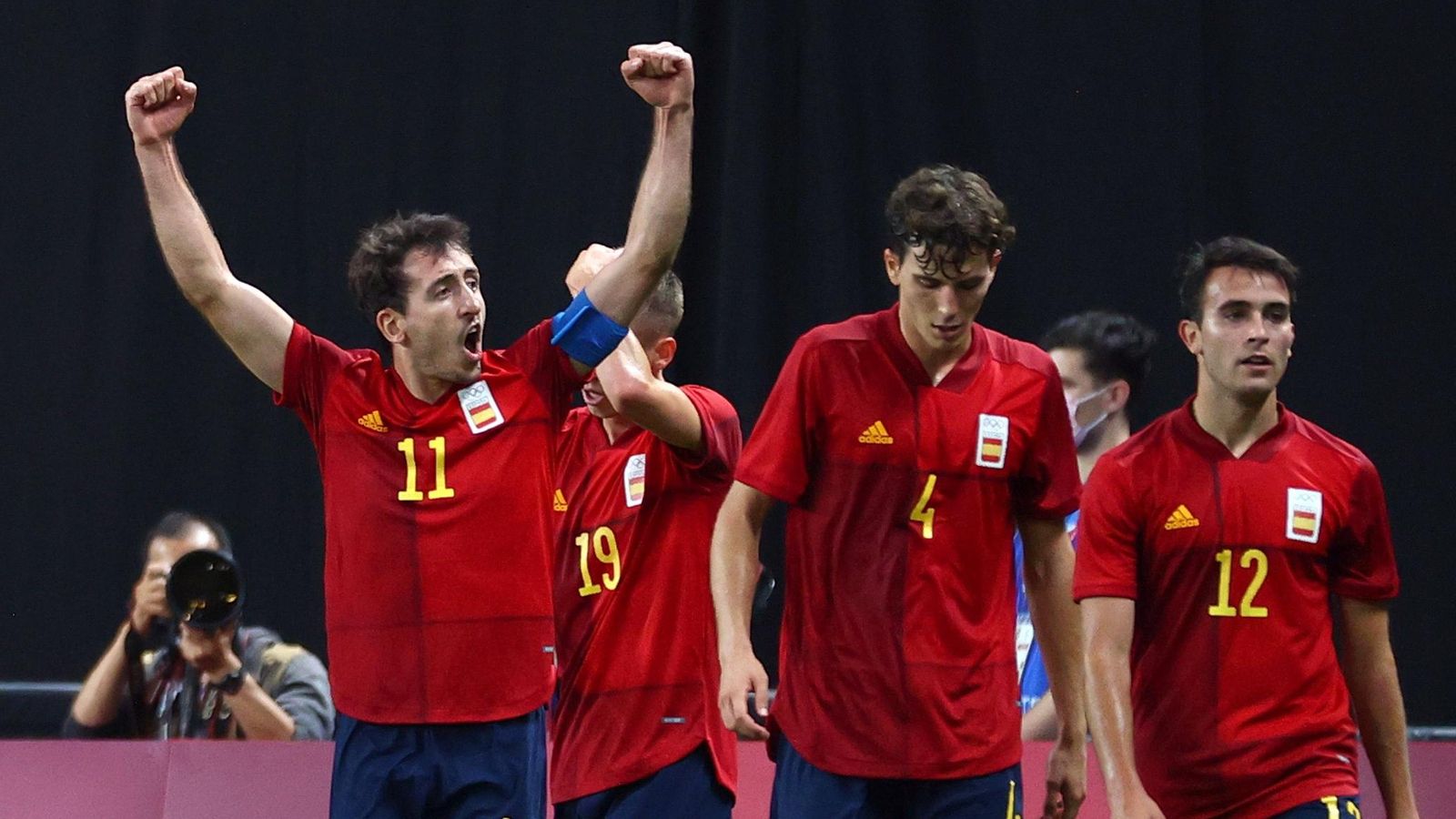 Oyarzabal celebra el gol al costat dels dos centrals, Pau Torres i Eric García