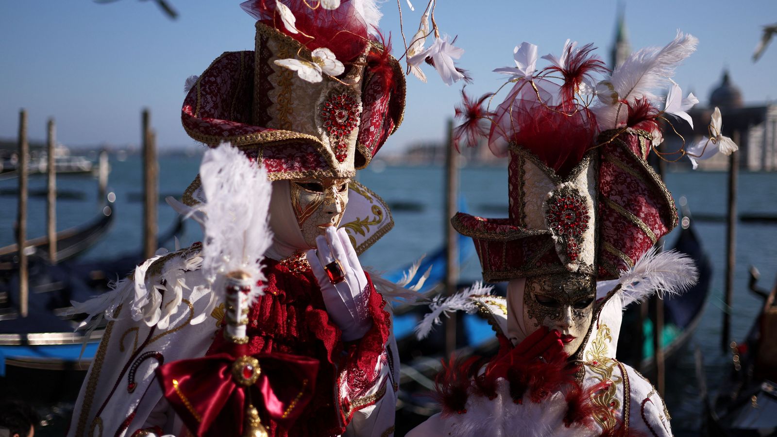 Festers emmascarats posen al Carnestoltes de Venècia