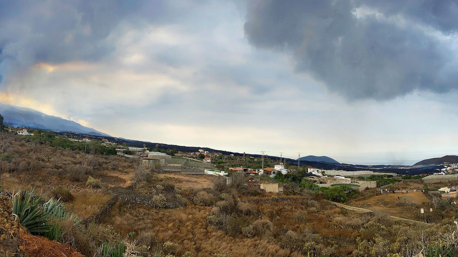 Vista del volcà i la lava presa des de Tajuya (La Palma), en el perímetre exterior de la zona d'exclusió