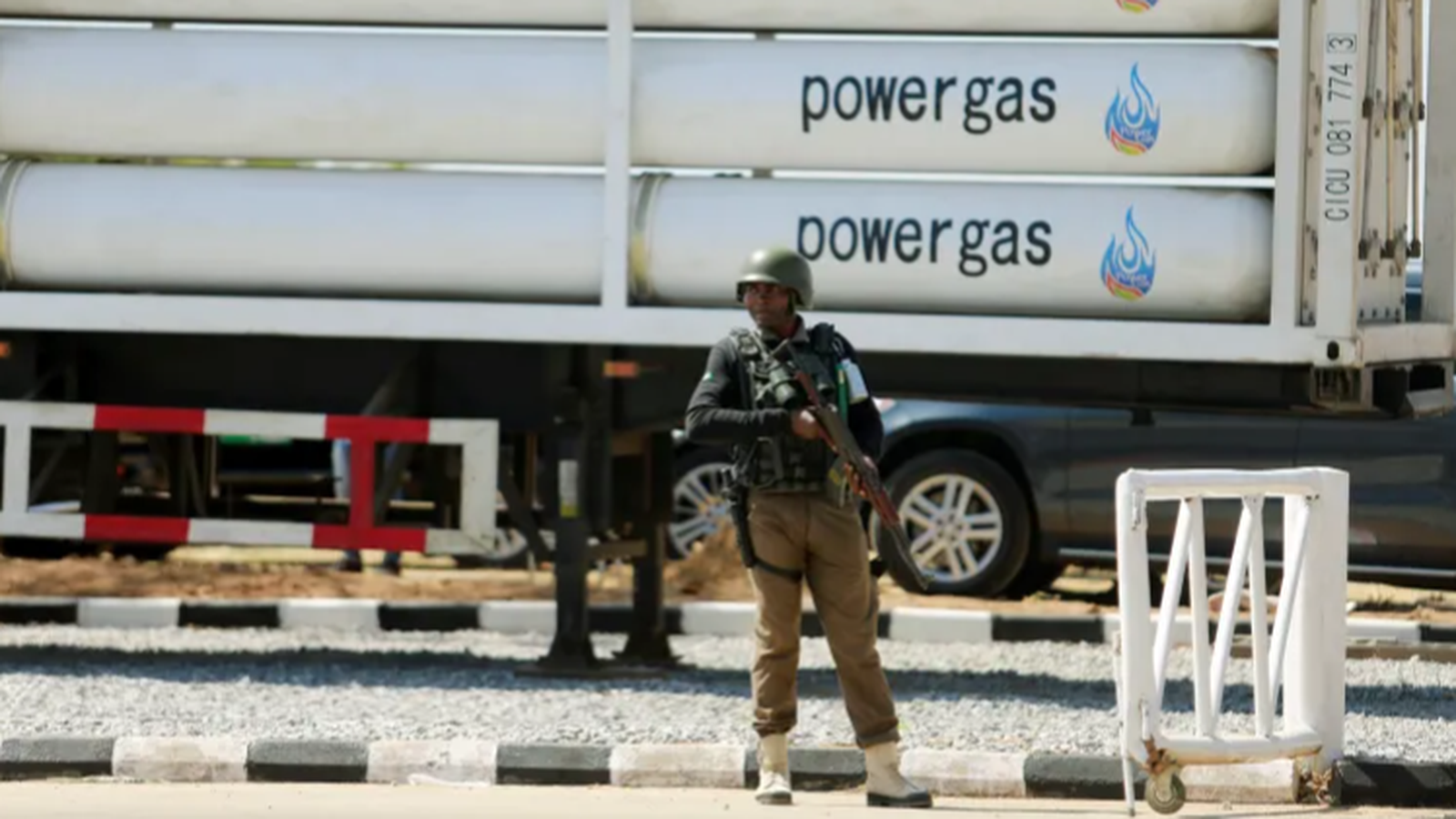 Un oficial de policia fa guàrdia a Abuja, en el centre de Nigèria, una regió amb violència entre comunitats en una imatge d'arxiu