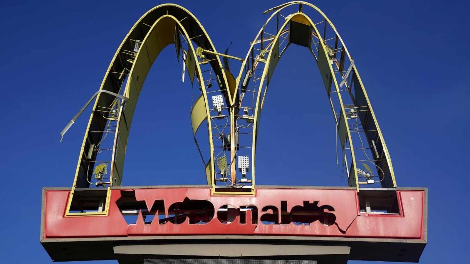 Danys en un restaurant McDonald's després que l'huracà Laura passara per Lake Charles, Louisiana, els EUA