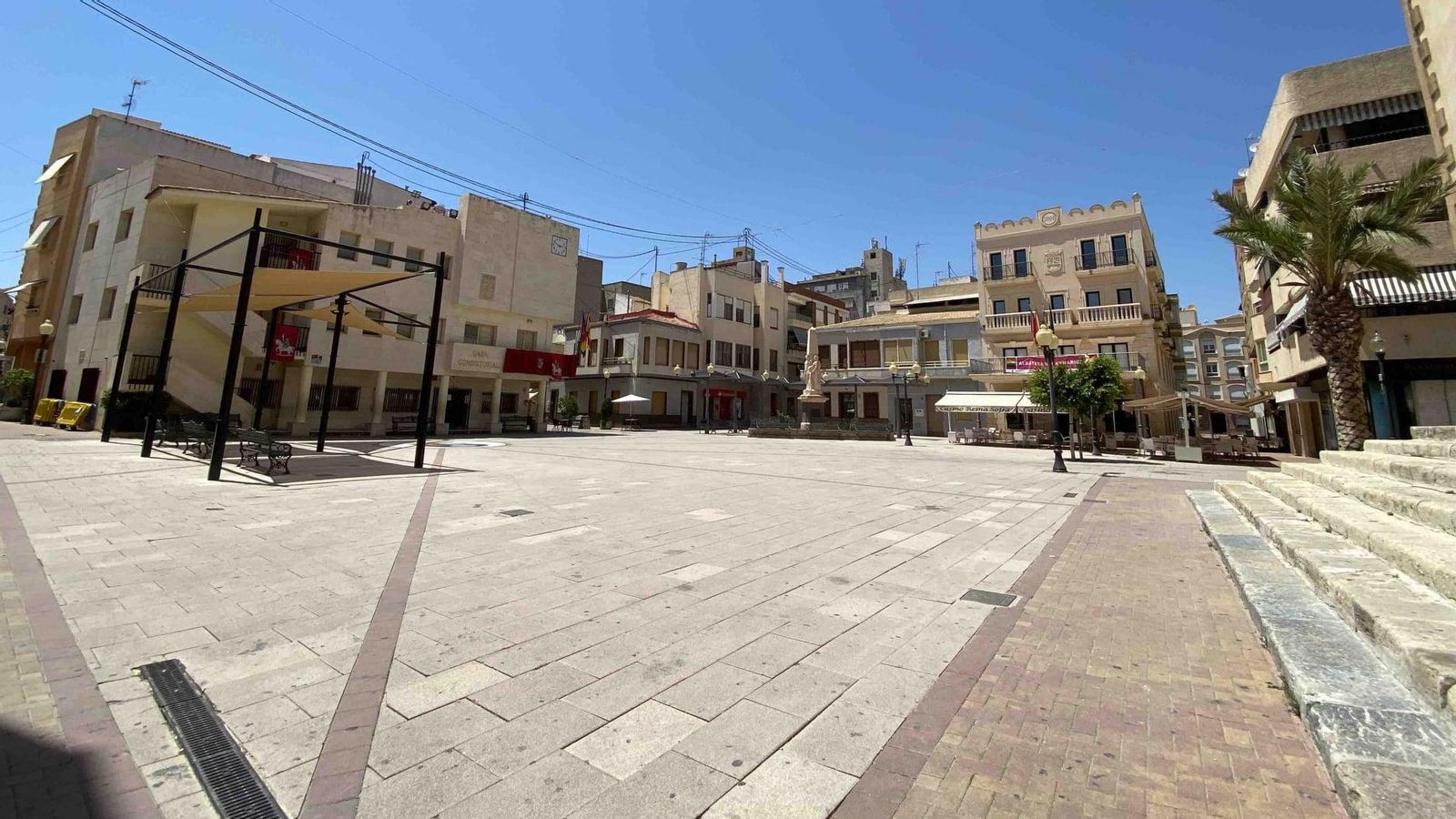 Les forces de seguretat busquen a Albatera i zones pròximes l'home que pretenia atracar la sucursal