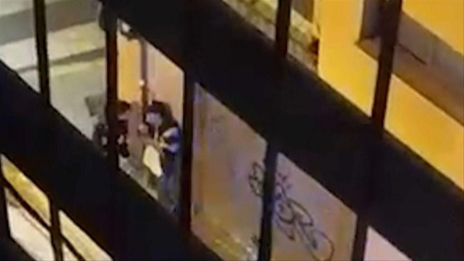 Fotograma del vídeo de l'agressió gravada per un veí de la zona Fotograma del vídeo de l'agressió gravada per un veí de la zona