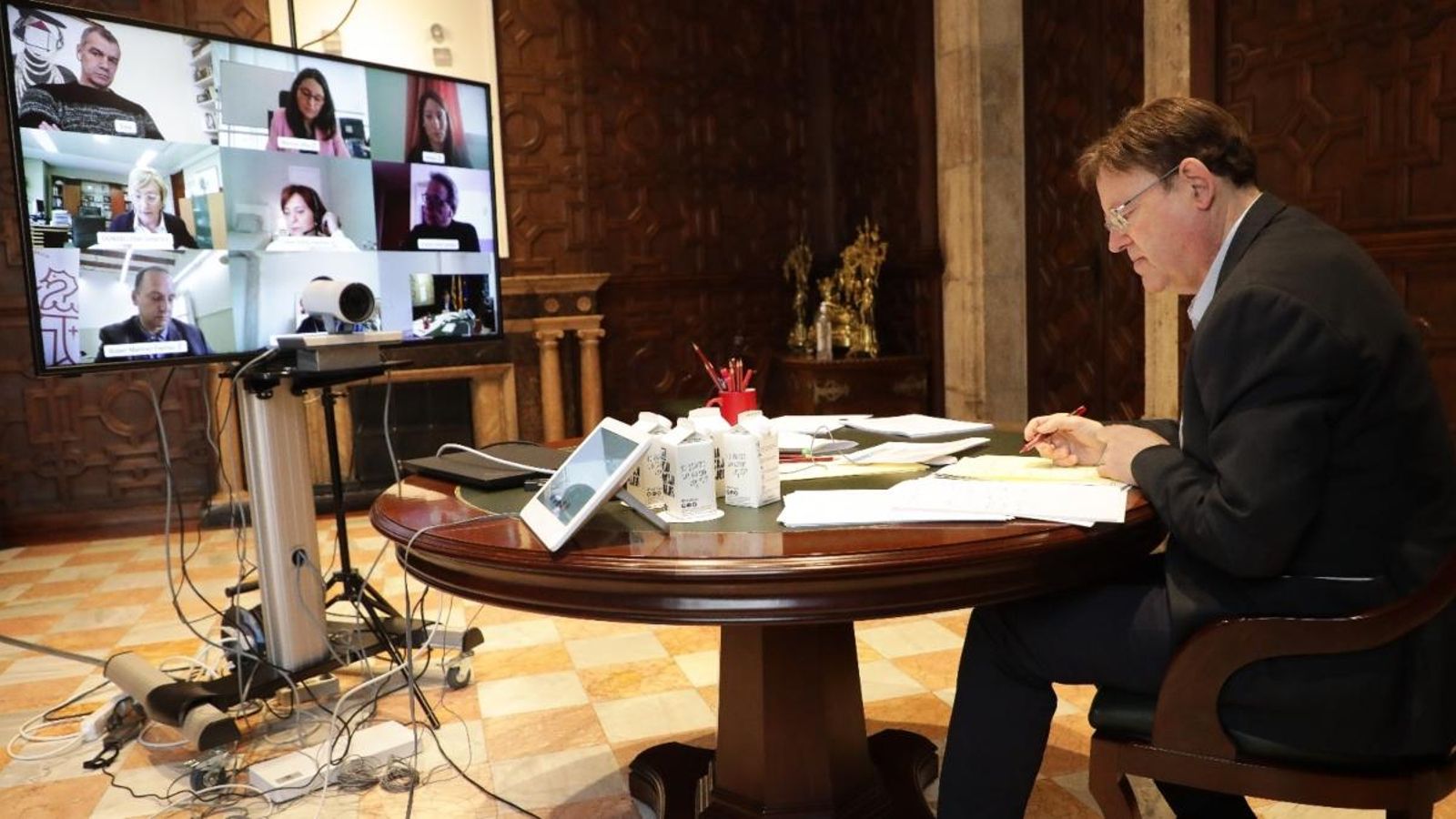 El president Puig i la consellera Barceló, durant una reunió telemàtica amb els síndics