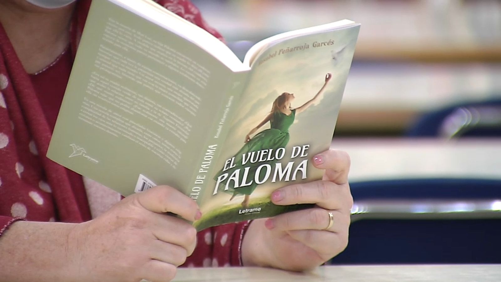 Una de les usuàries de la biblioteca de la Vall d'Uixó en la sala de lectura