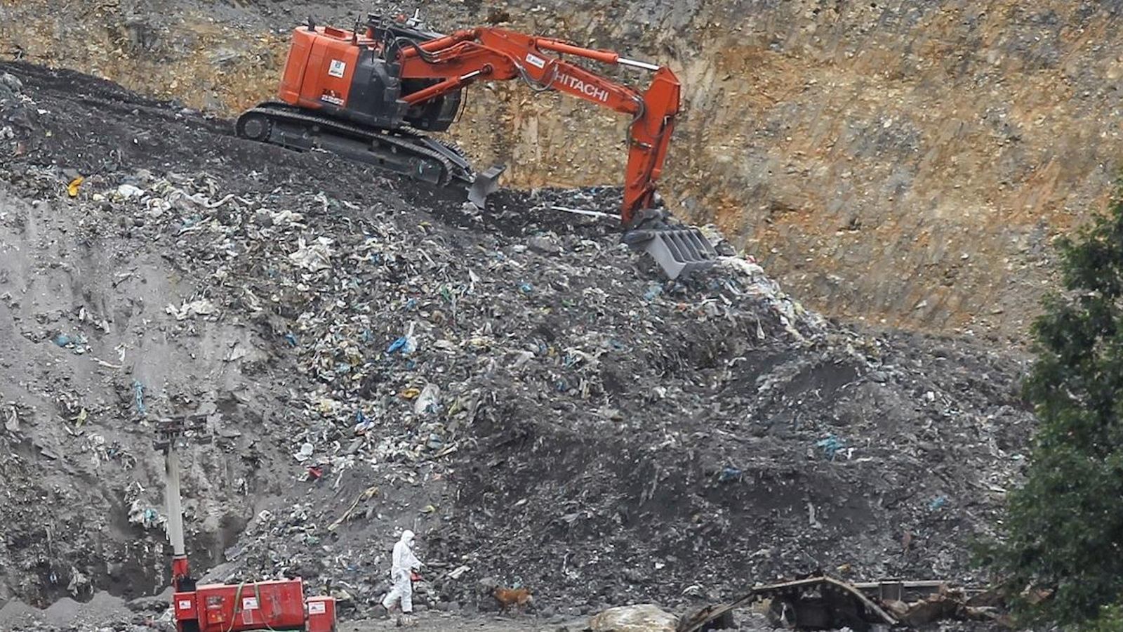 Els equips de rescat treballen en l'abocador