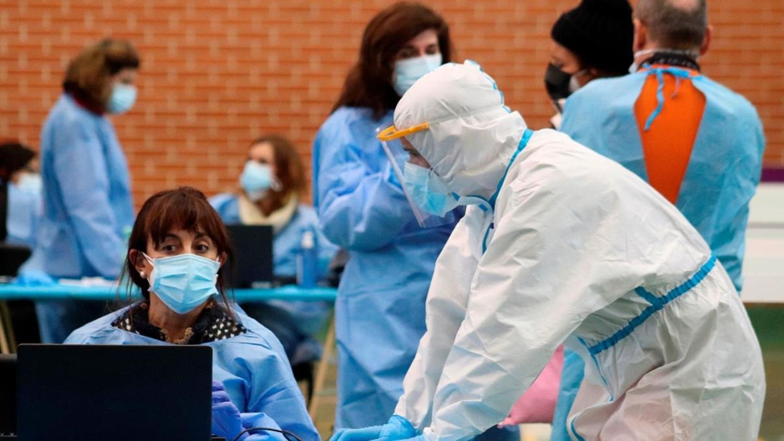 Personal sanitari, fent proves PCR. / J.Casares (Efe)