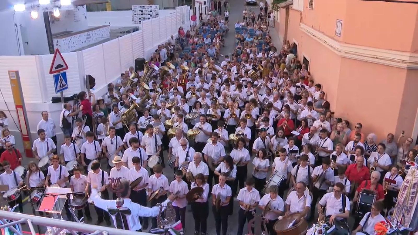 La Societat Musical La Popular de Pedralba i altres interpreten "Amparito Roca"