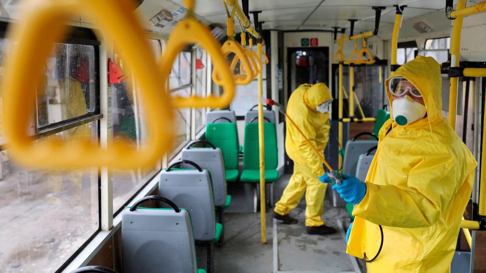 Desinfecten un autobús a Lviv, Ucraïna, aquest tres de març