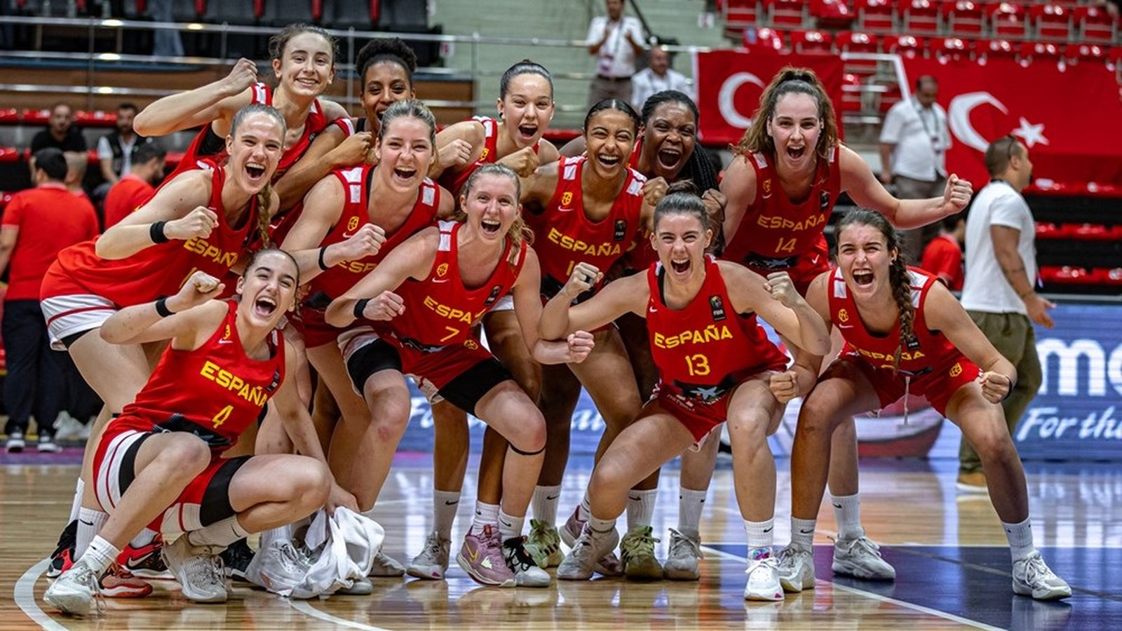 Les jugadores espanyoles celebren una victòria en l'Europeu