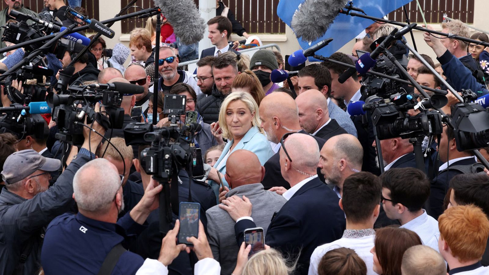 Marine Le Pen i la premsa durant l'última campanya electoral