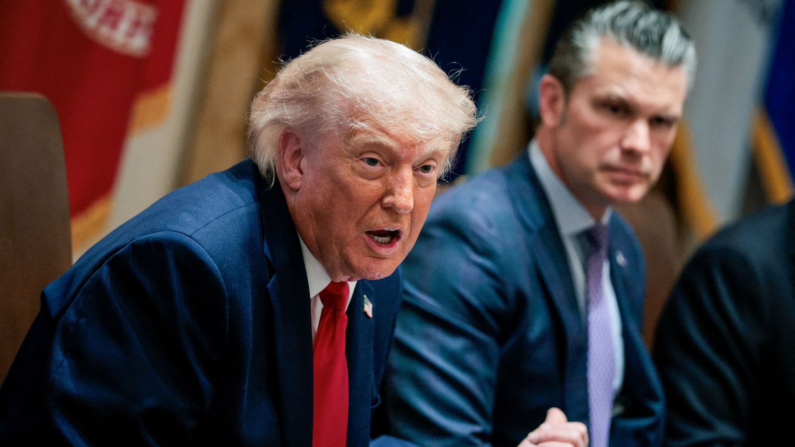 Trump (esquerra), al costat del secretari d'estat de Defensa, Pete Hegseth, en una reunió del gabinet de crisi a la Casa Blanca