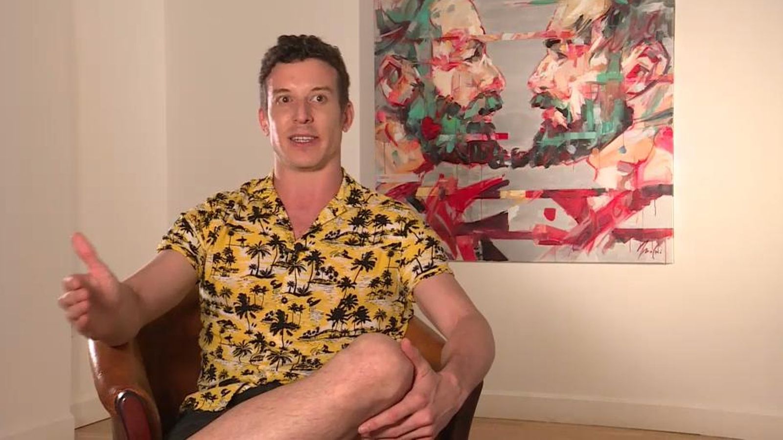 L'artista Jordi Machí davant una de les obres de la seua exposició de Madrid