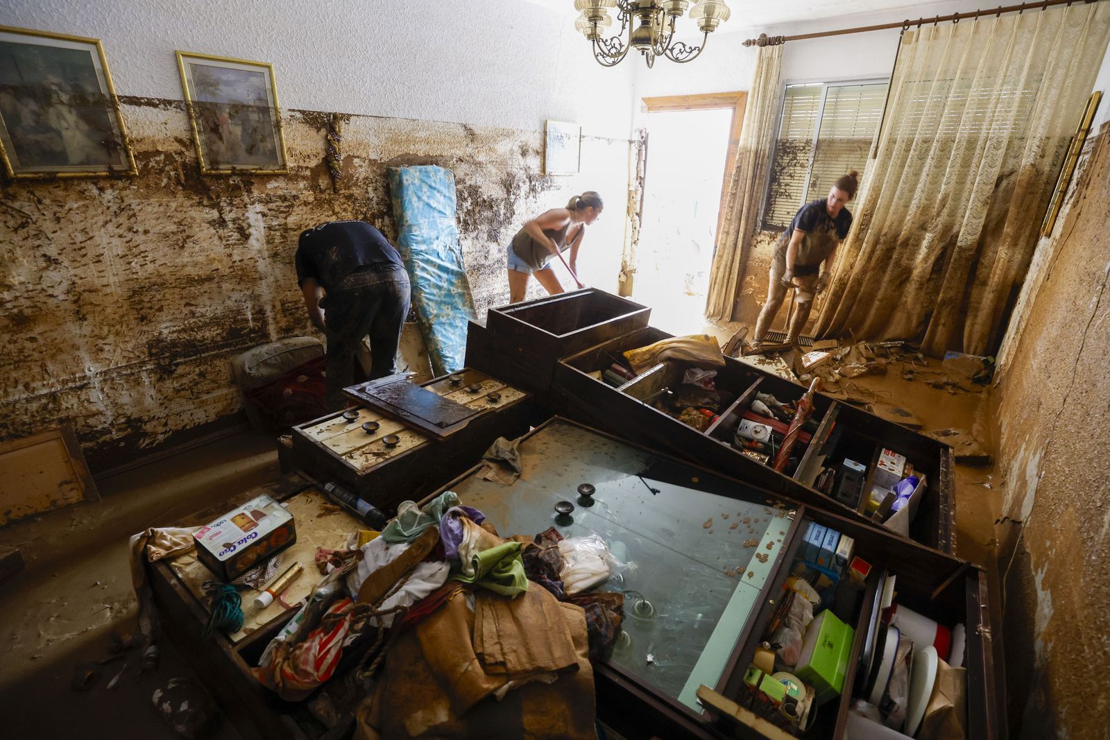 Veïnat afectat per les tempestes trau fang de les seues vivendes