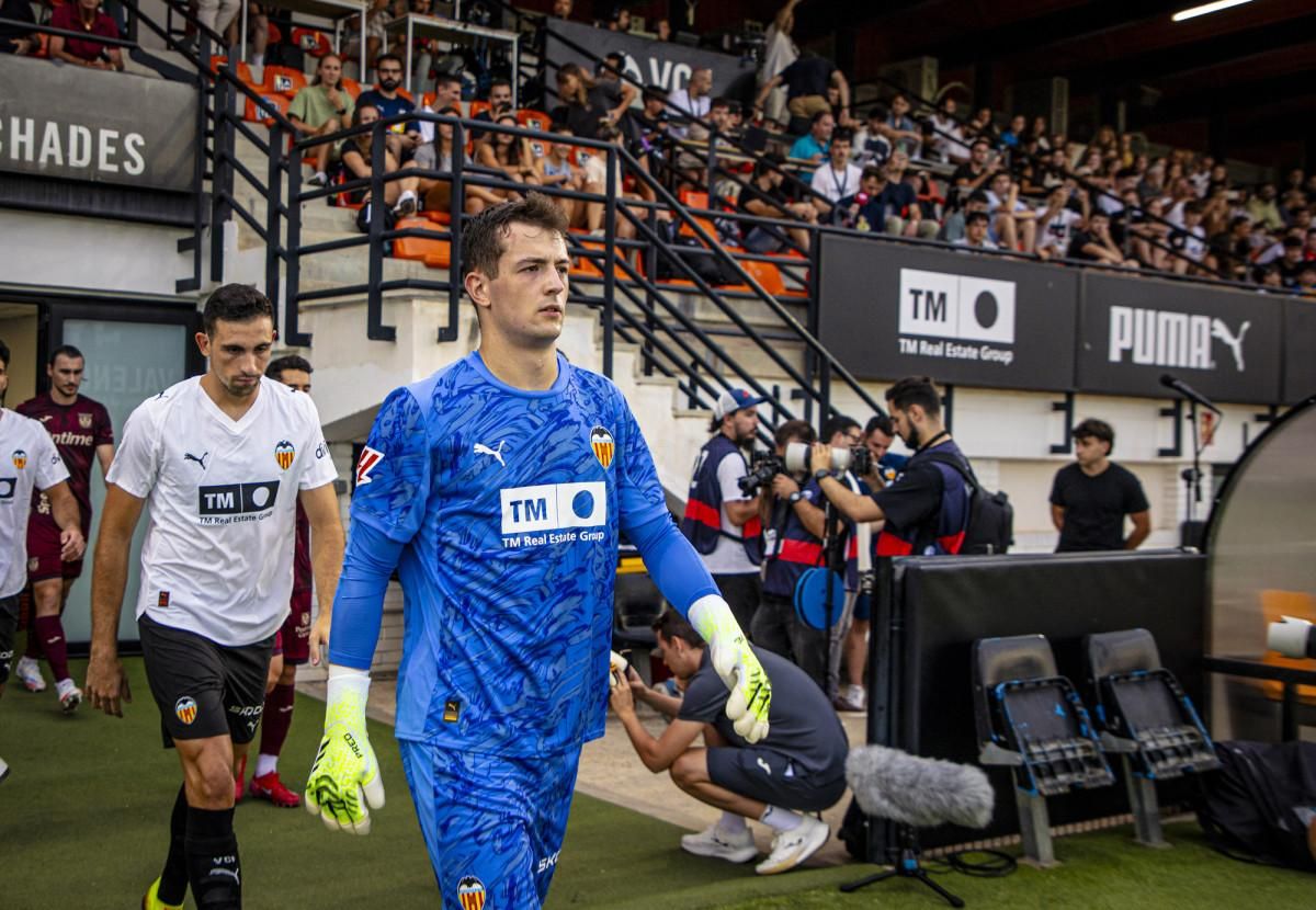 Julen Agirrezabala ha debutat amb el club de Mestalla Julen Agirrezabala
