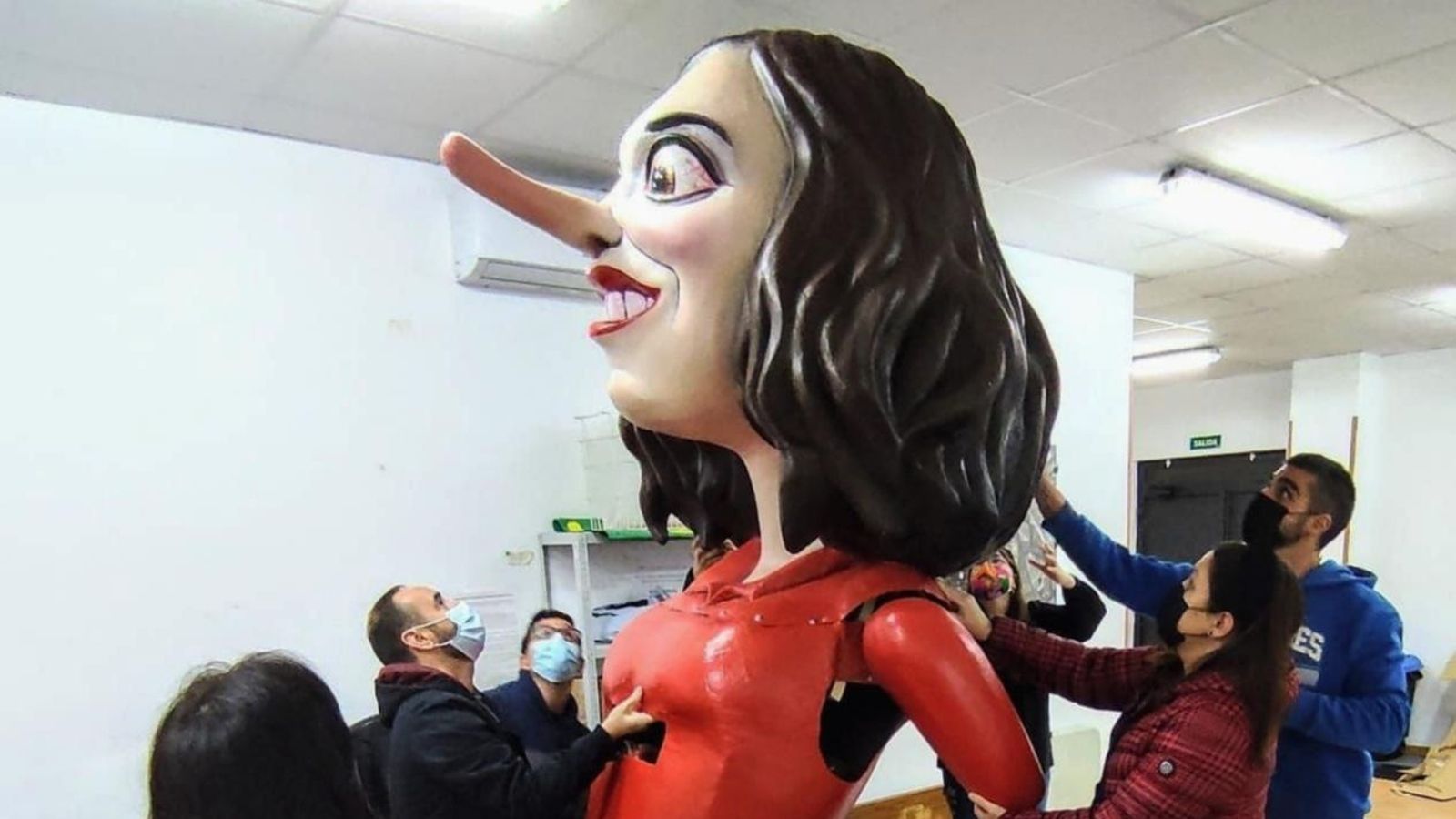 Últims preparatius del ninot de Díaz Ayuso en l'associació