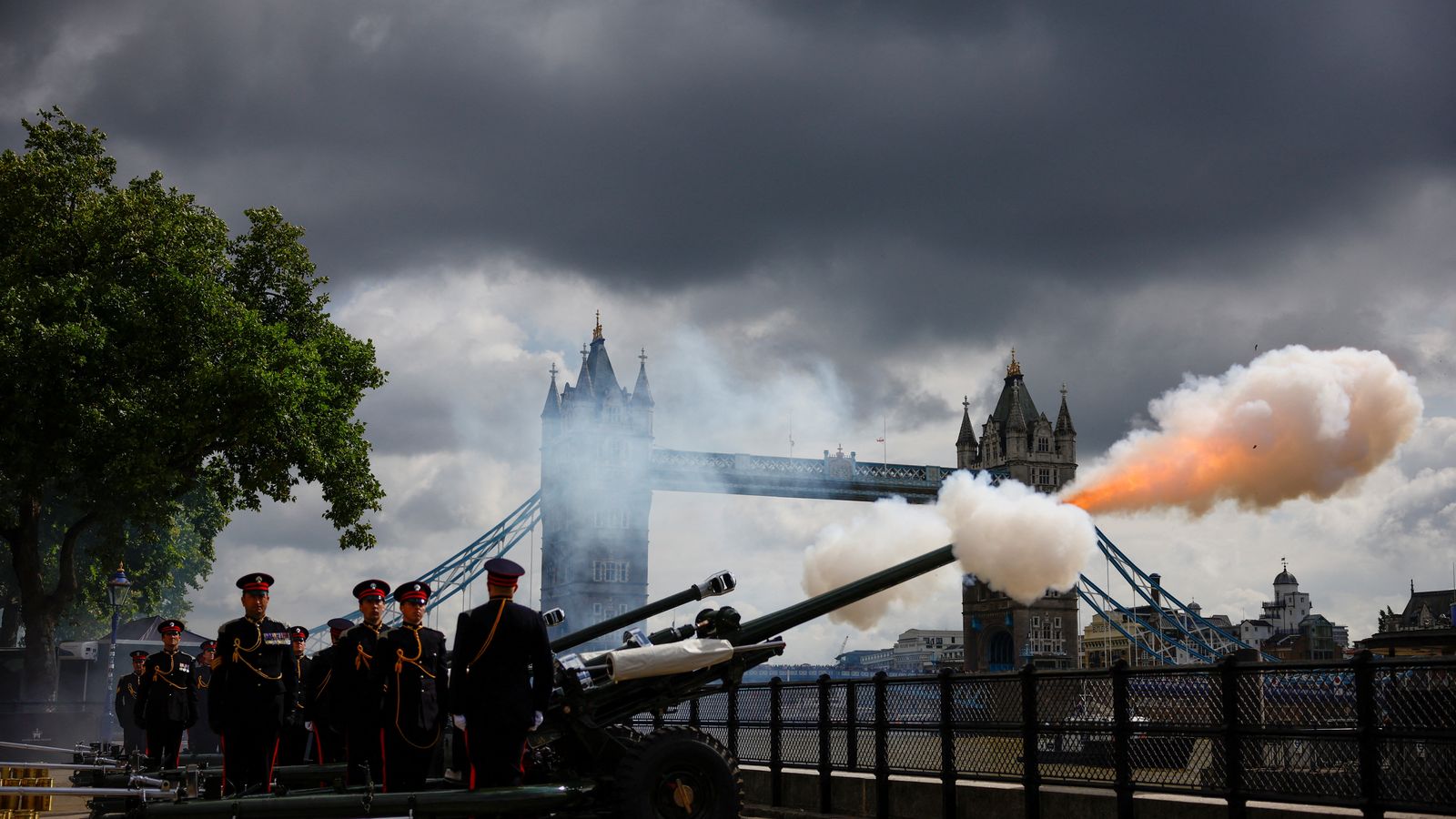 Salves per la reina Isabel II davant del London Bridge