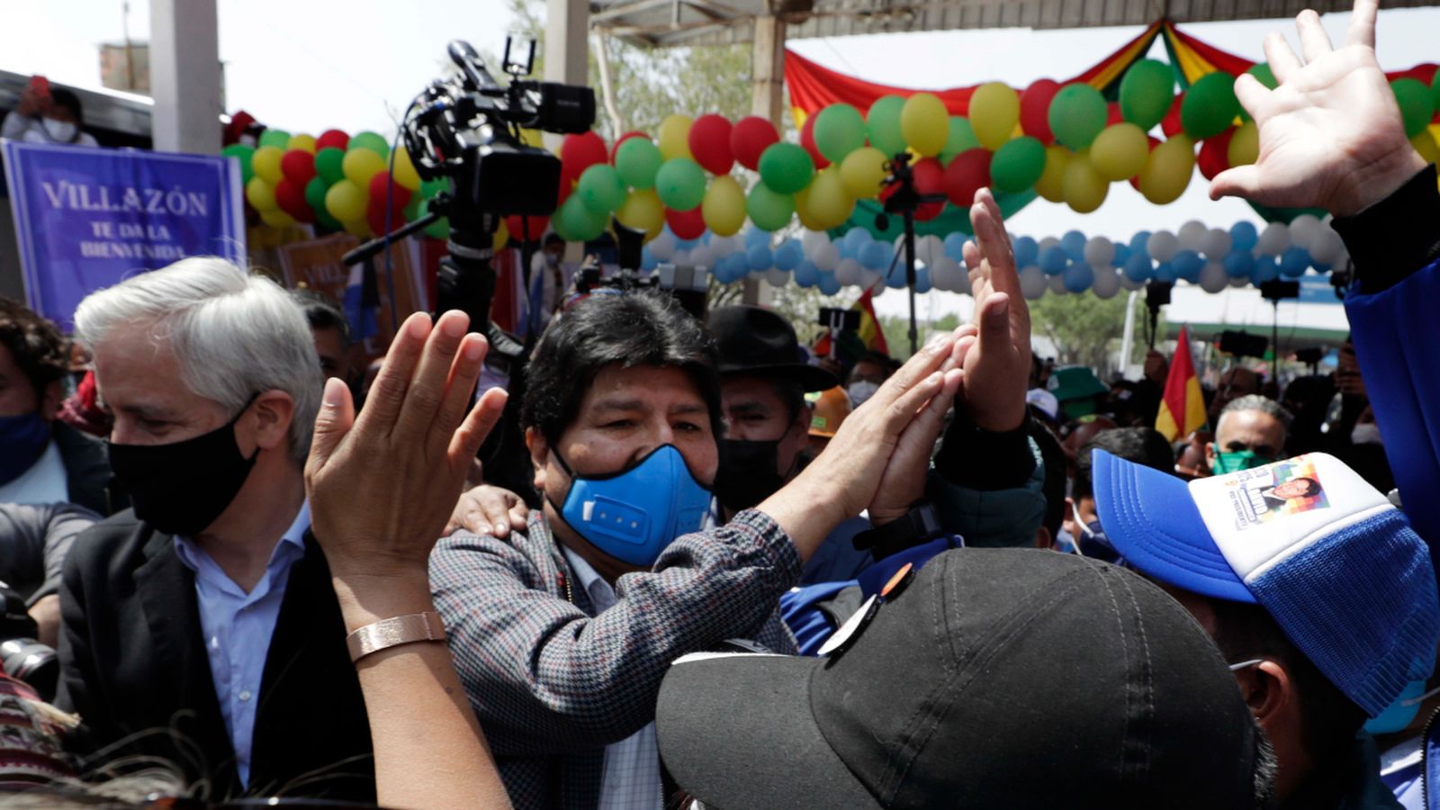 L'expresident de Bolívia Evo Morales saluda a simpatitzants a la seua tornada al país