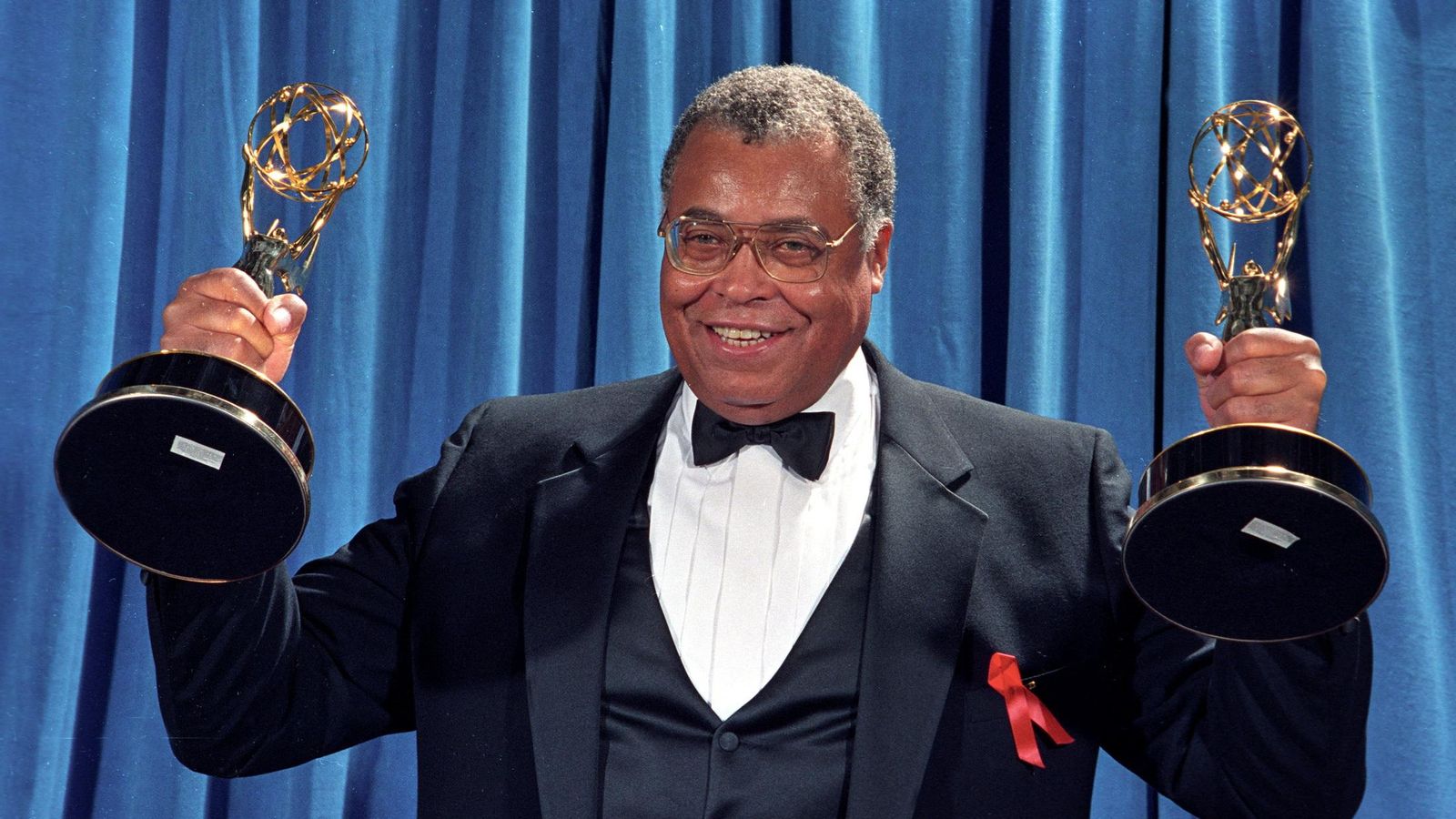 L'actor James Earl Jones sosté dos premis Emmy