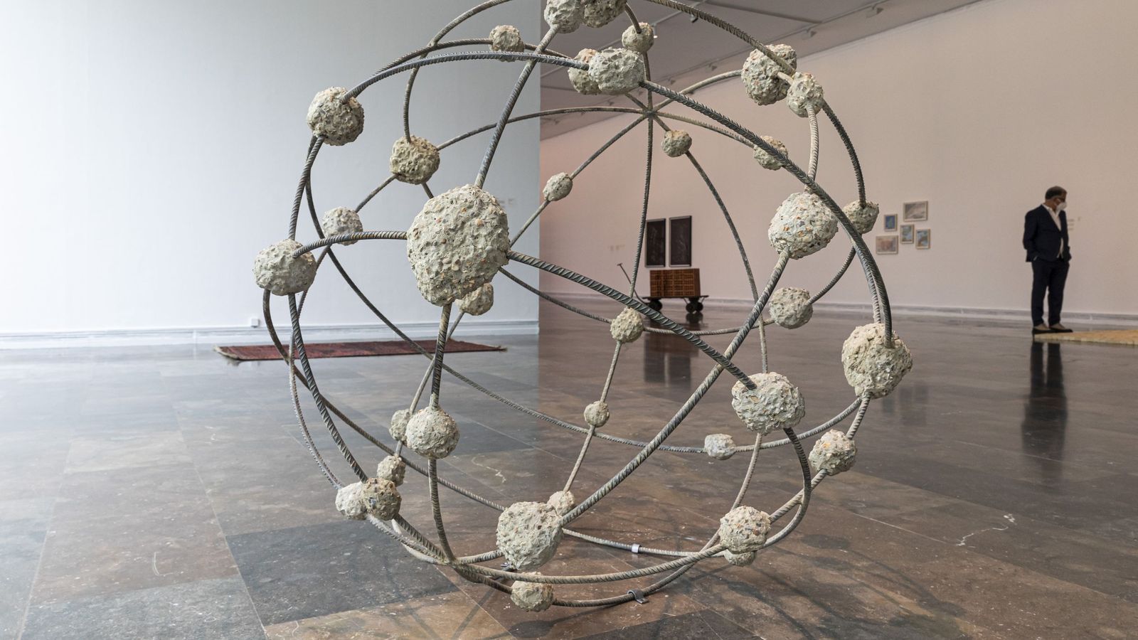 L'exposició "Mona Hatoum" amb el seu comissari, José Miguel Cortés