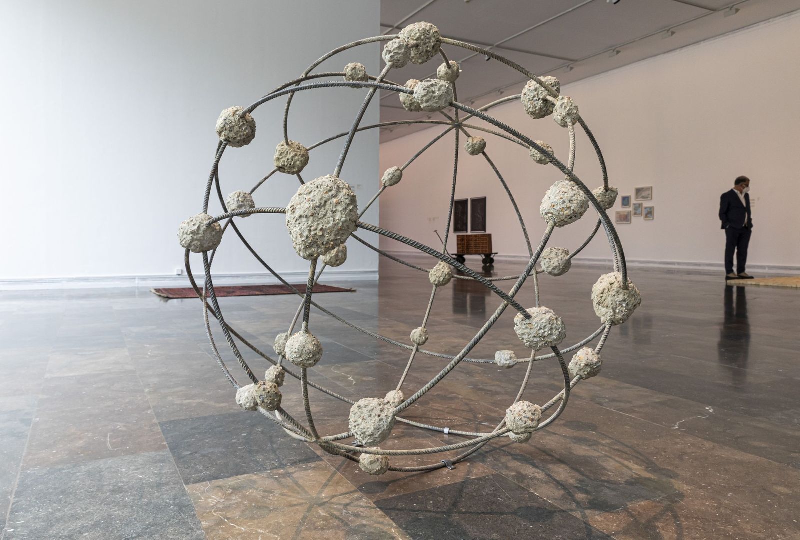 L'exposició "Mona Hatoum" amb el seu comissari, José Miguel Cortés