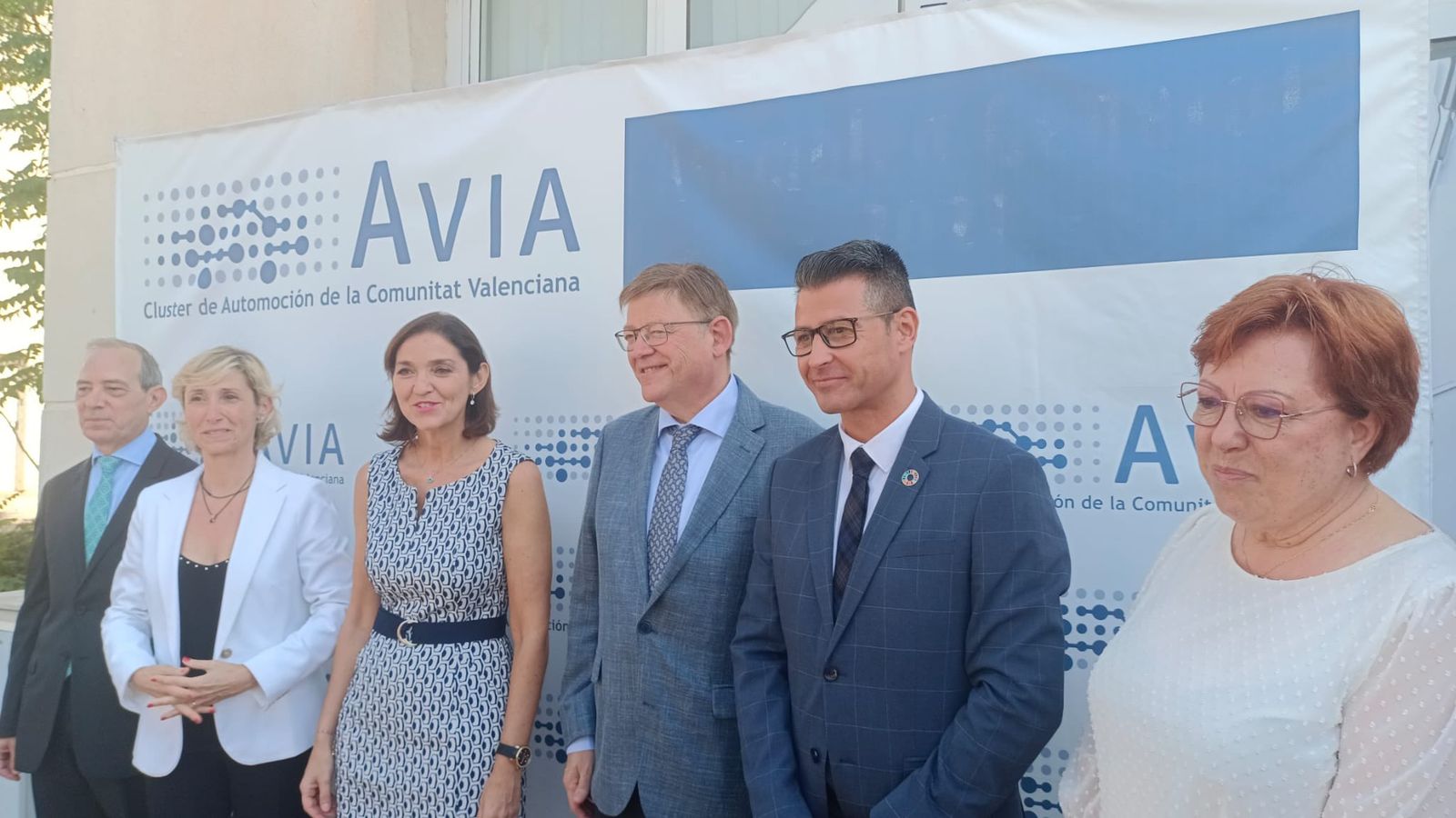 Reyes Maroto i Ximo Puig amb el clúster de l'automoció Avia