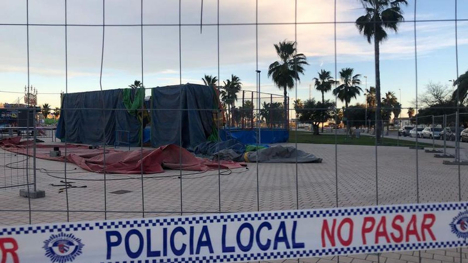 El recinte firal en què va envolar-se el castell unflable, envoltat per un cordó policial