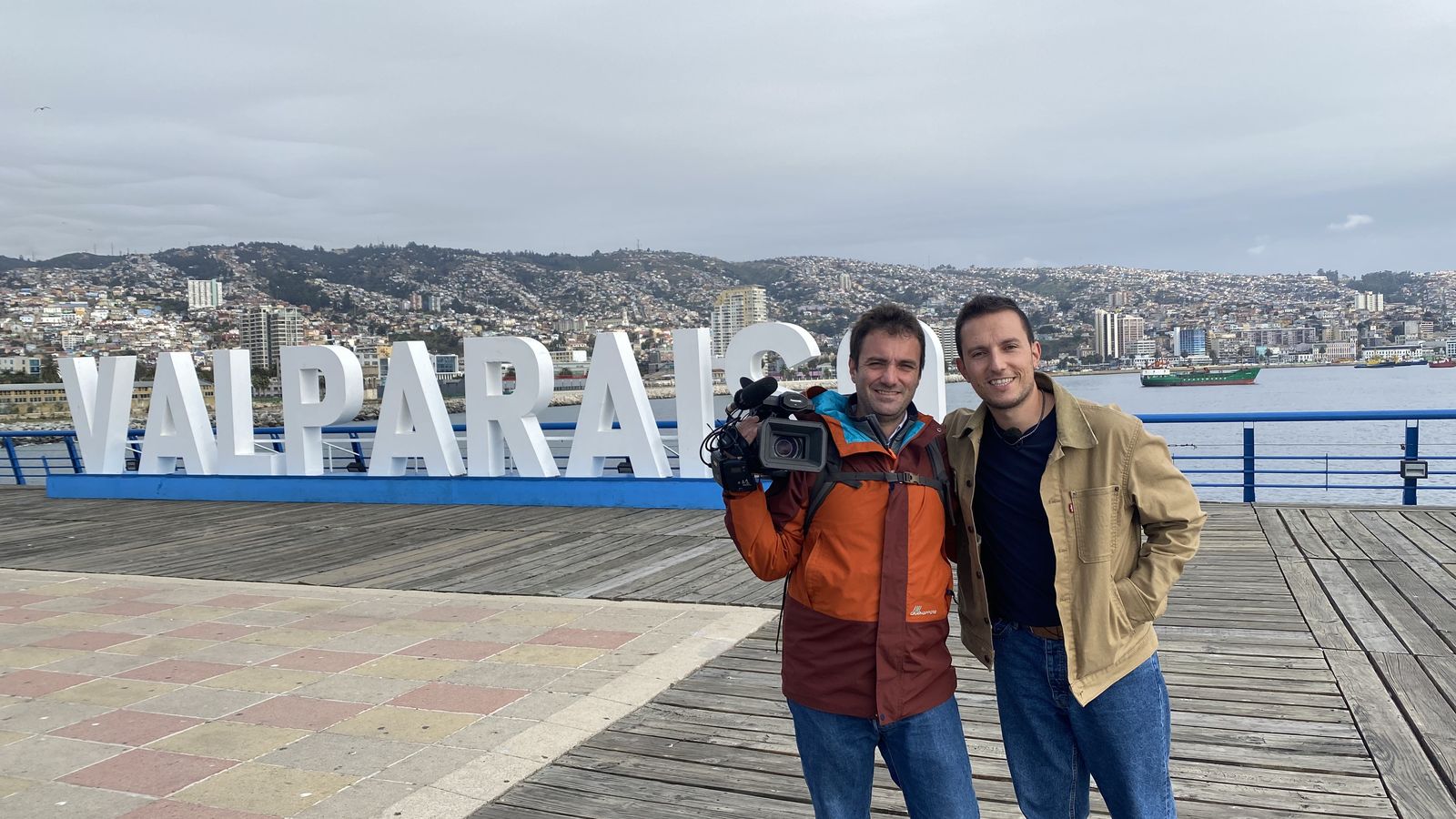 L'equip de 'Valencians al Món' a Xile i les seues platges